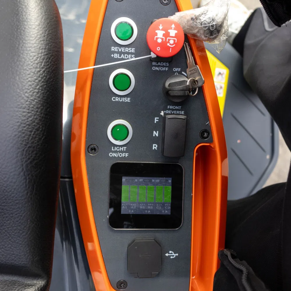 Immagini del prodotto del tosaerba elettrico da guida Hightop HT-38Li con taglio da 38 pollici
